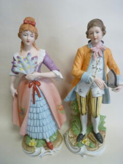 Couple de personnages en biscuit