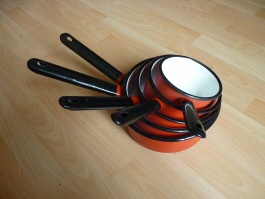 Lot de 5 casseroles émaillées rouge – Image 2