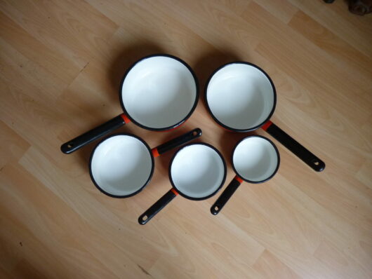 Lot de 5 casseroles émaillées rouge – Image 3