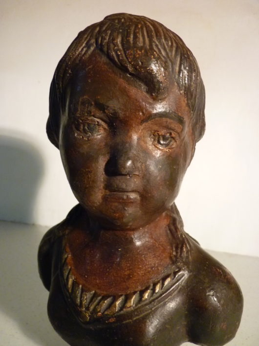 Buste enfant en plâtre polychrome – Image 2